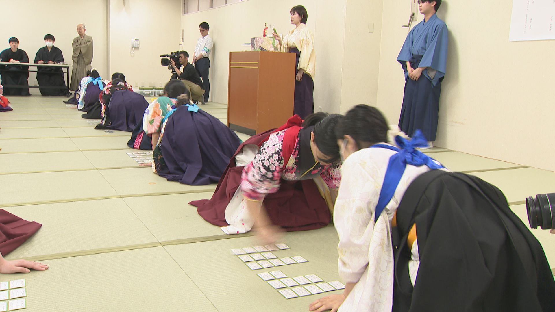 はかま姿で熱戦　着物に親しんでもらおうと小学生から大学生までが参加し「かるた大会」　優勝者には着物を贈呈