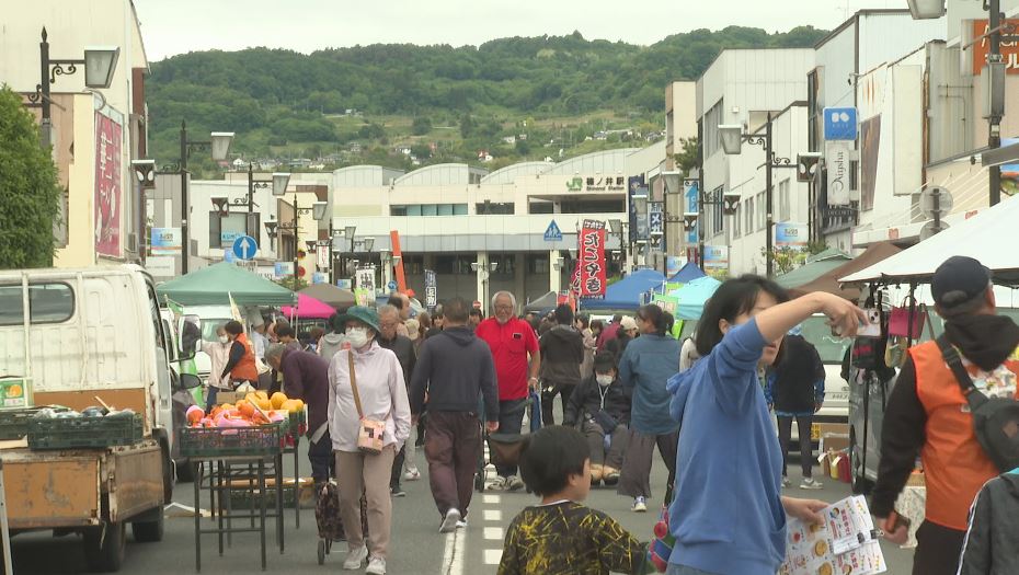 「子供も楽しめる」　16年目迎えた駅前の「軽トラ市」　歩行者天国に地元の野菜など商う62店　新企画でキッチンカーやワイナリーも　