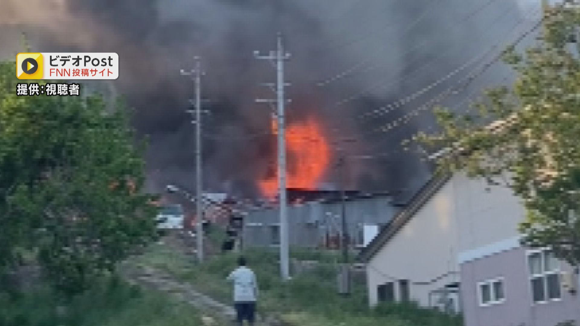 「鶏舎が燃えている」佐久市で養鶏場の鶏舎2棟を焼く火事　消防車8台が出動　長野