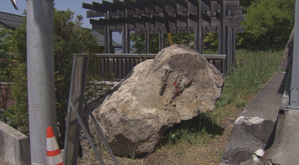 2メートルの巨大な岩が車庫を直撃　住宅の裏山から崩れ落ちる　住民から不安の声　県が土のうやセンサーで対策　長野・松本市