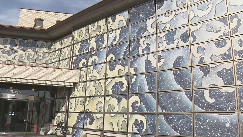 小布施町のホールを「北斎浪図」でラッピング　葛飾北斎の「男浪」をモチーフ　縦6メートル、横29メートル　50周年記念事業の一環
