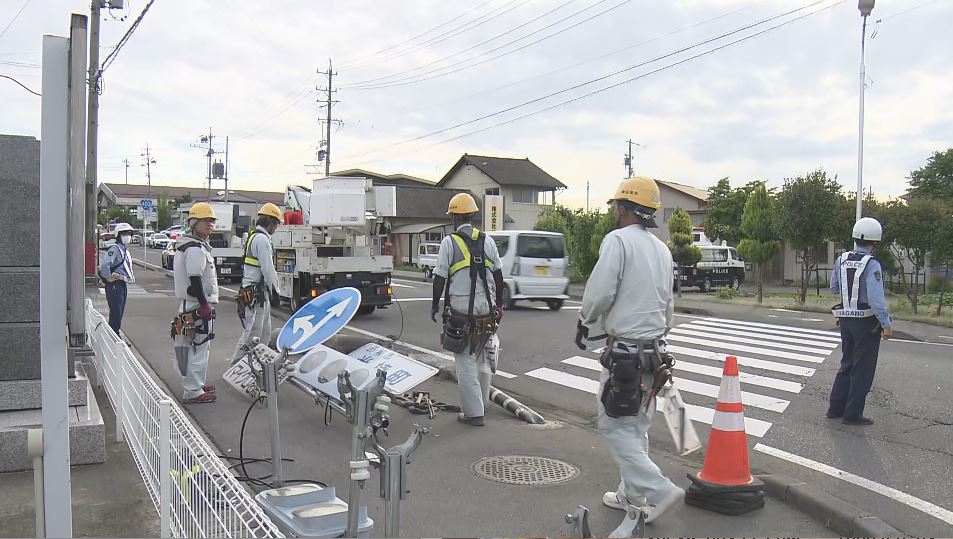 軽乗用車が信号機に衝突　助手席の夫（78）が死亡　運転の妻（79）も搬送　原因は…現場は国道と市道が交わる交差点
