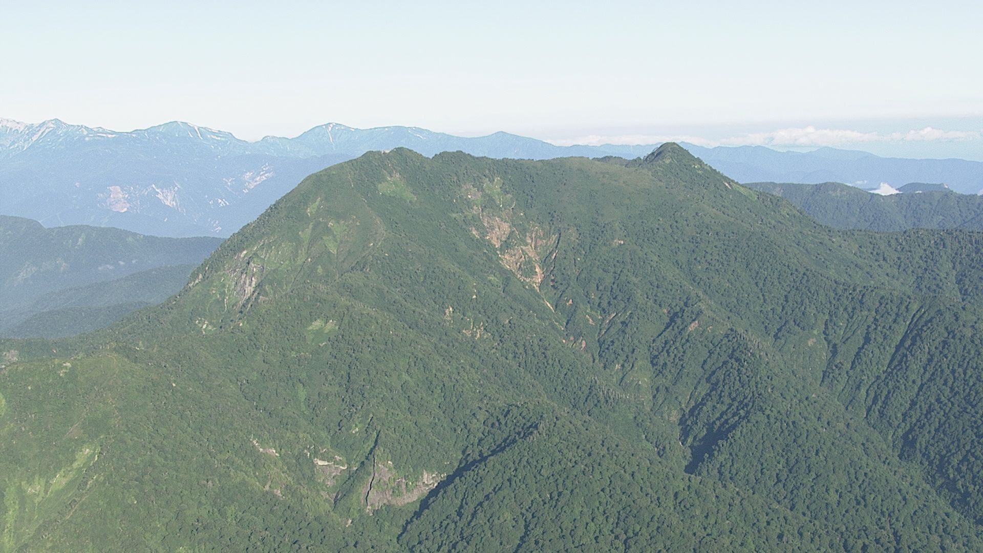 死亡したのは石川県の24歳大学生　6月6日に登山届「日帰りの予定で1人で雨飾山に登る」　6月11日「登山口に長期間、駐車」と通報　長野県警ヘリが登山道から外れた斜面で倒れている男性を発見　長野・小谷村