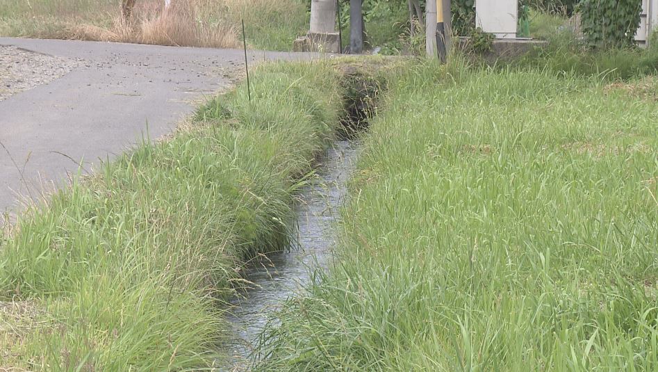 ツーリング中に水路に転落し溺れたか　64歳男性が死亡　死因は窒息　首の骨が折れ体が動かせなかったとみられる　そばにはロードバイク　長野・中野市
