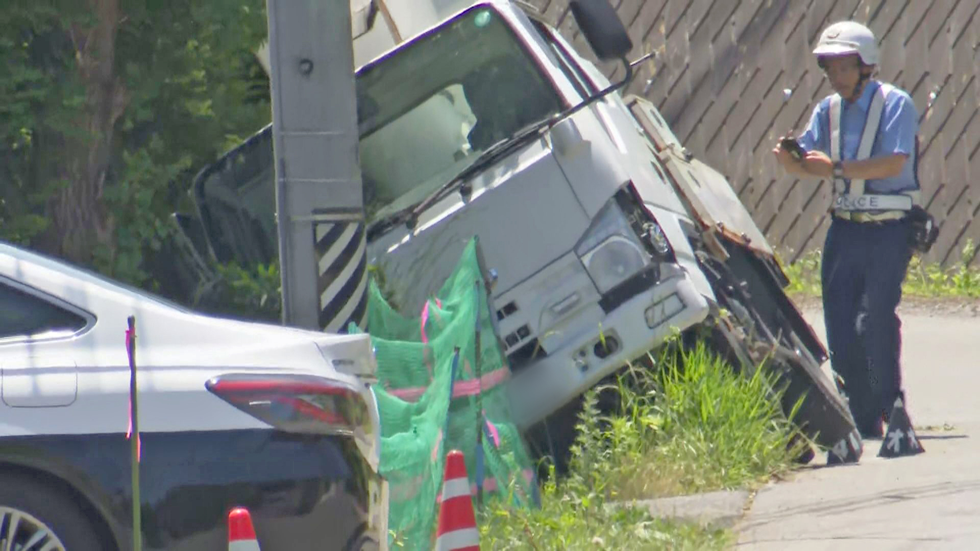高所作業車が自然発車　67歳男性が死亡　高所作業車と用水路の間に挟まれる　長野・佐久市