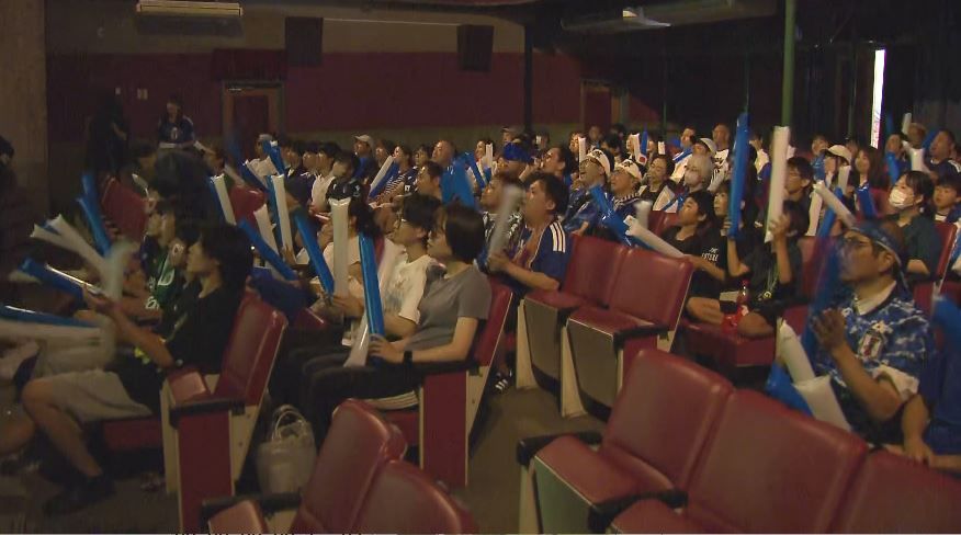 サッカーW杯　グループリーグ第2戦で日本はチュニジアに快勝　レトロな映画館で行われたパブリックビューイングではサポーターが歓喜