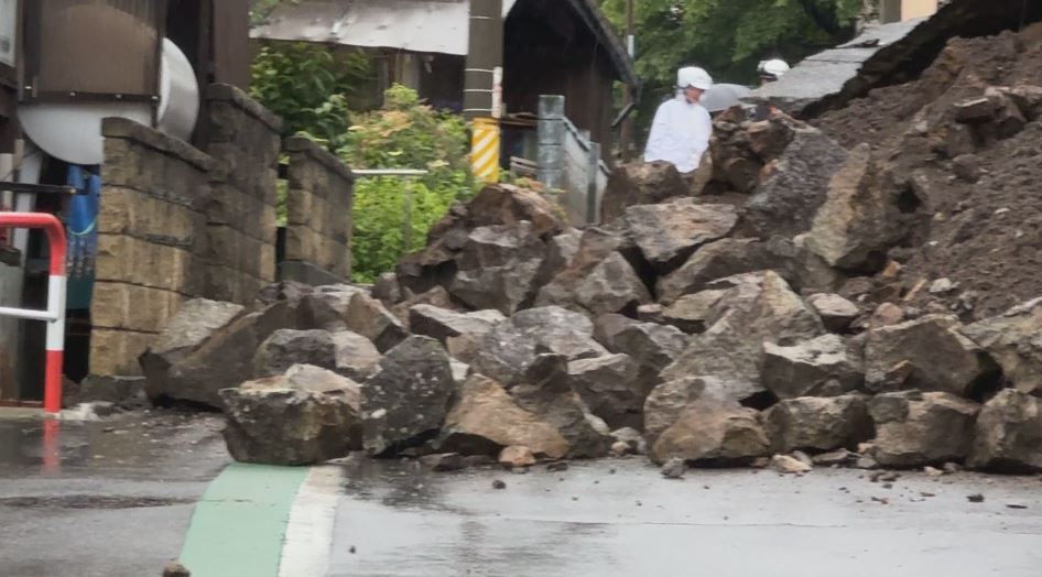 【台風情報】ダブル台風　長野県内は27日昼前にかけ激しい雨の所も　27日正午までの24時間降水量は北部80、中部120、南部150ミリ　諏訪の3時間雨量は6月の観測史上最大　石垣が通学路をふさぐ被害も