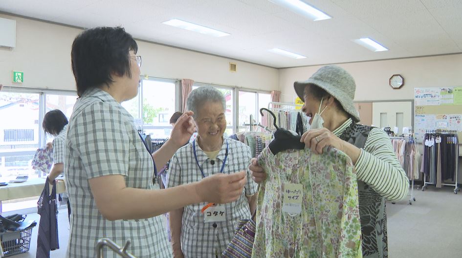 「押し売りはしない」86歳ベテラン店員も接客　創業72年の衣料品店がシニアに人気　「選ぶのが楽しい」ブラウス、Tシャツ、帽子など約3000点を“出張販売”「他の店にできない隙間を縫うようなサービスを」