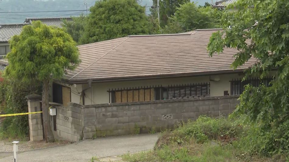  有毒物を飲んだか　父親を釈放　遺体は母親（49）と中学生の長女（12）　「父親に襲われた」長男（14）への殺人未遂への疑いで逮捕　取り調べ中に体調不良で入院　長野・東御市