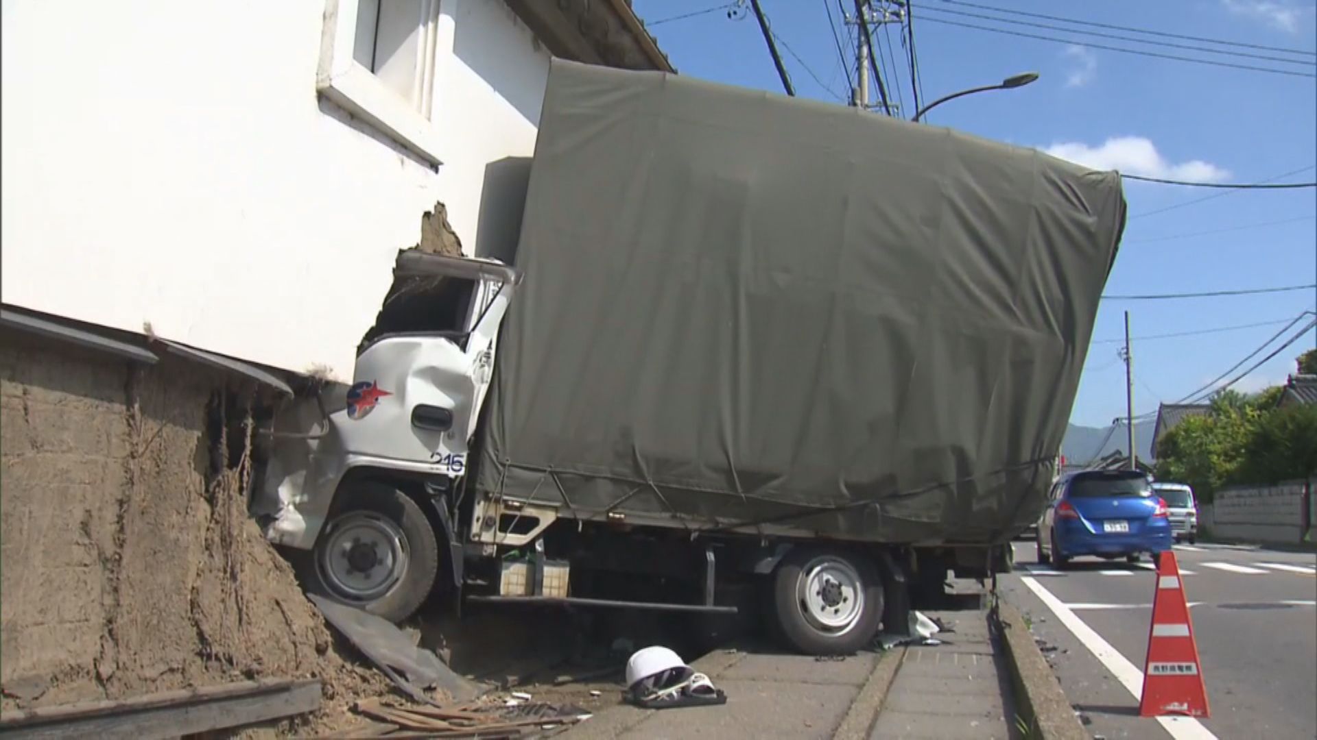 明治天皇が休憩した民家の土蔵にトラック突っ込む　国道で軽自動車と衝突　2人けが　長野・坂城町