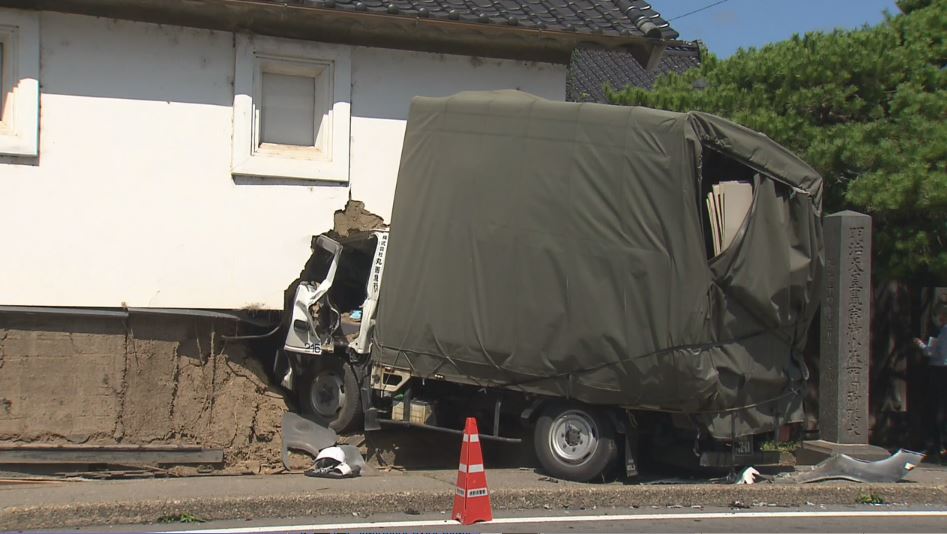 トラック突っ込む…明治天皇が休憩した住宅の土蔵に運転席部分がめりこむ　衝突事故のはずみで　2人けが　長野県坂城町の国道18号　