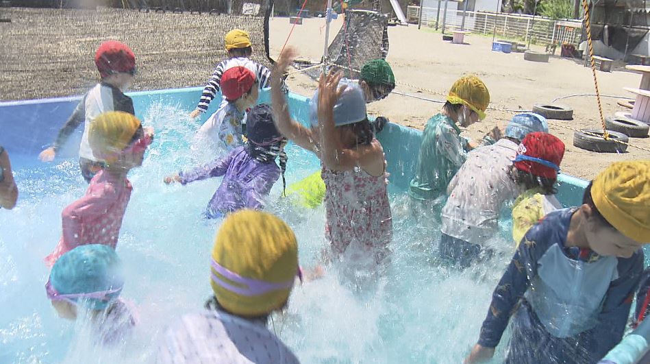 気温30度超…長野市や安曇野市など27地点で今年一番の暑さ　幼稚園では日差し対策をしながら水遊び