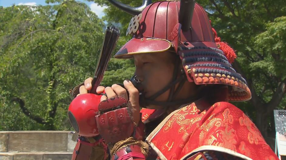 「もう“夏の陣”ではないか」猛暑日に“甲冑姿”の「真田幸村」もこまめな水分補給　観光客にも「暑いから気を付けて」　上田35.8度、安曇野市穂高35.2度　14人が熱中症の疑いで搬送、1人重症　長野