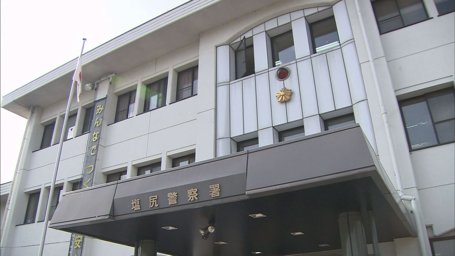 営業中の飲食店に車が衝突　 84歳女性がバックで駐車中…「ブレーキとアクセル踏み間違えた」　店内の客、スタッフ約20人は無事　　
