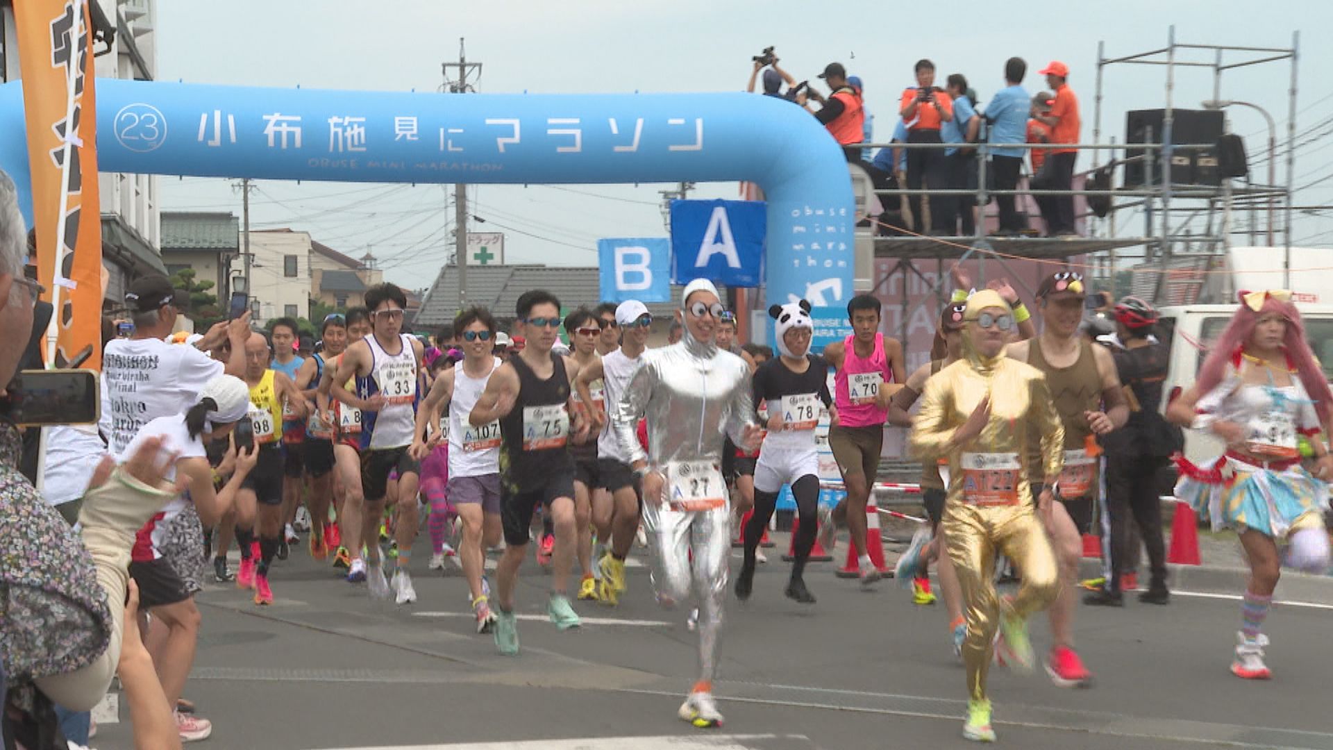 “コスプレランナー”も盛り上げる　「小布施見にマラソン」約7700人が駆け抜ける　町を見て楽しんで走る　長野・小布施町