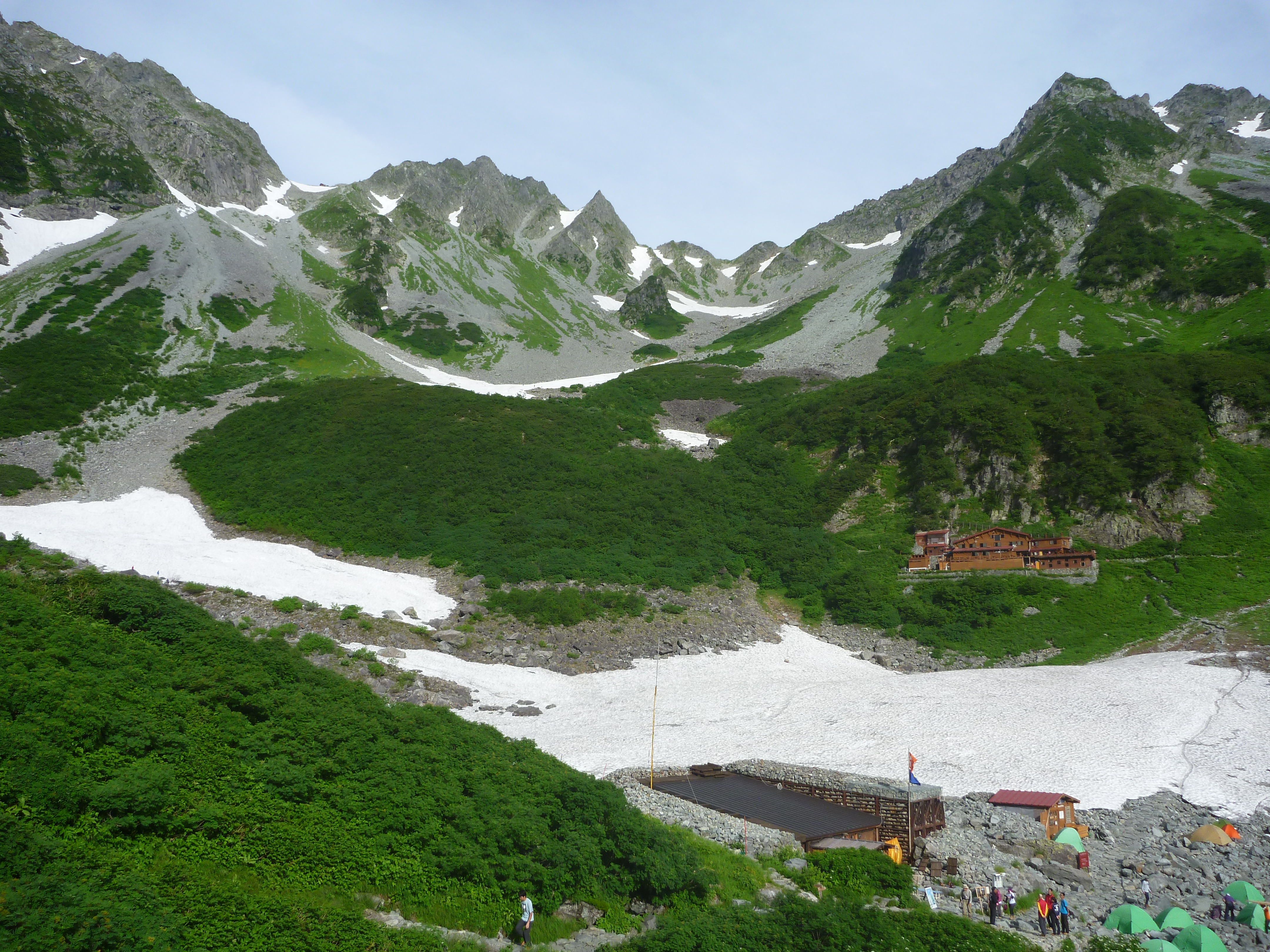 遭難は屋外とは限らず... 北アルプス涸沢の山小屋でベッドのはしごから転落　73歳男性が肋骨を折る重傷　長野県の防災ヘリで救助　　