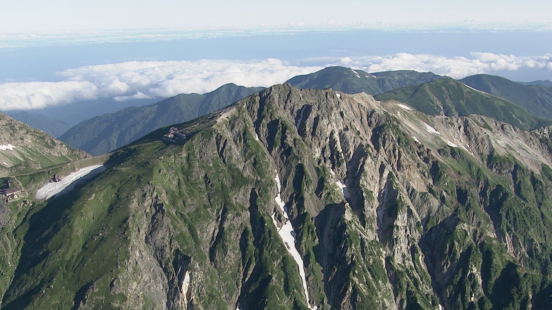 「登山道で倒れている」15人のツアー登山に参加の60代男性が心肺停止の状態　同じパーティの60代男性も遭難「雨に打たれて震えている」　北アルプス白馬岳付近　周辺は悪天候