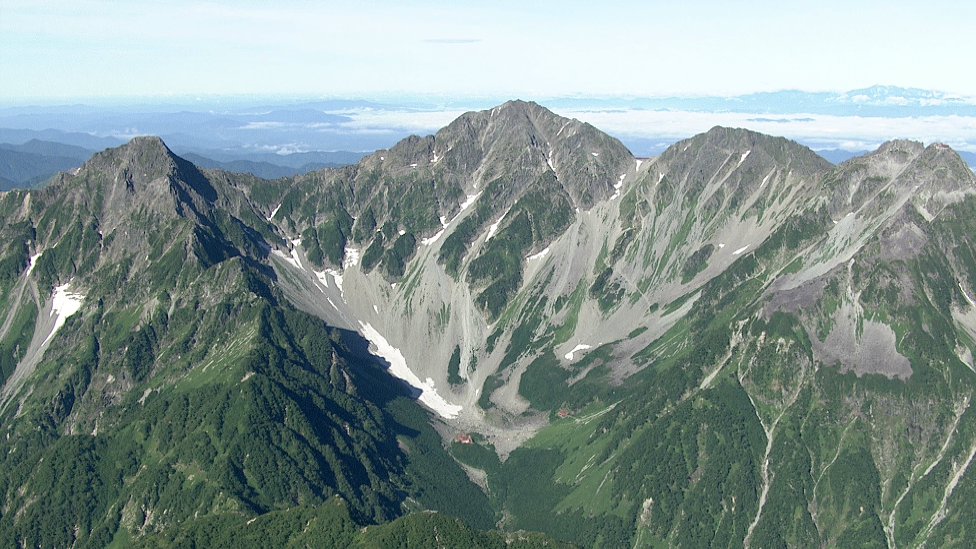 北アルプス北穂高岳で発見の遺体をヘリで収容　行方不明の広島の72歳男性か　標高2950ｍの岩場で倒れた状態　身長170cm、黄緑色のレインウェア　警察が身元の確認進める