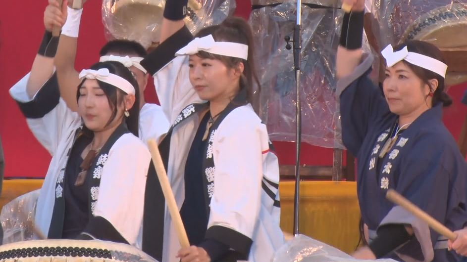 200人が一斉に太鼓を打つ迫力の演奏　長野「岡谷太鼓まつり」　直前まで雨も熱気は冷めず「太鼓といえば岡谷」　外国人観光客も「本当にびっくり」