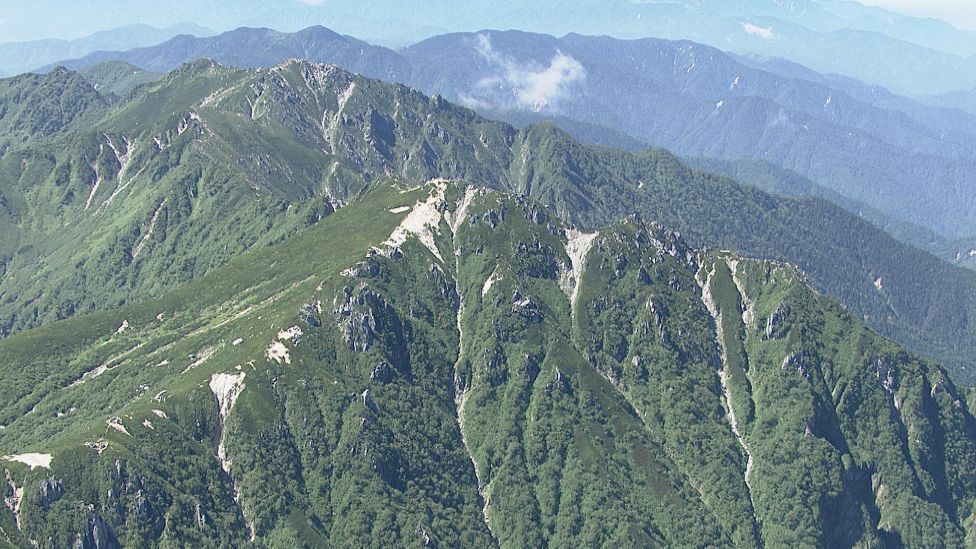「仲間が滑落した」大阪府の58歳男性が下山中に木の根でつまずき約25ｍ滑落　警察と遭対協の隊員が背負って救助　疲労しているが目立ったケガなし　中央アルプス空木岳で遭難