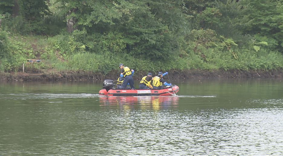 人工池で溺れて行方不明の男性を発見、救助も死亡を確認　新潟県の会社役員の69歳男性　「流された釣り竿を取りに行ったら…」水深2ｍ前後の場所で姿消す　長野・飯山市