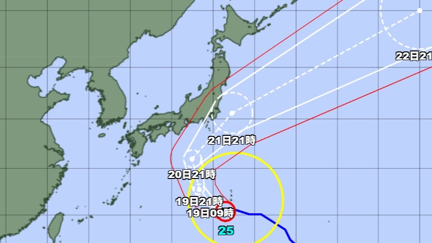 【台風情報】大型の台風25号の今後の進路予想は　18日午後9時、父島の南南西約200キロ　中心気圧975ヘクトパスカル　中心付近の最大風速30メートル、最大瞬間風速45メートル