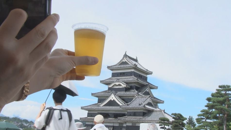 「国宝をバックにかんぱーい！」松本城で2年ぶりクラフトビールフェス　全国35ブルワリー150種以上を飲み比べ　シルバーウィーク初日は爽やかな行楽日和