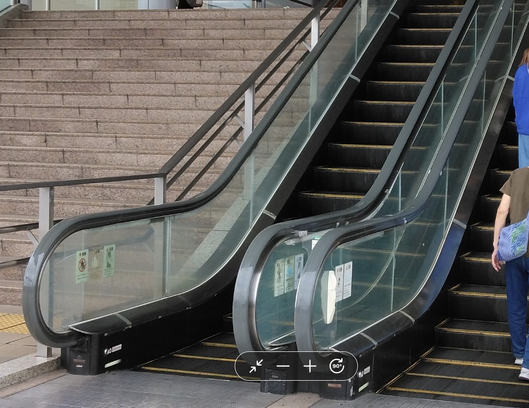 長野駅東口のエスカレーターで乗客7人転倒　10歳未満の男児と70代男性を搬送　命に別条なし　