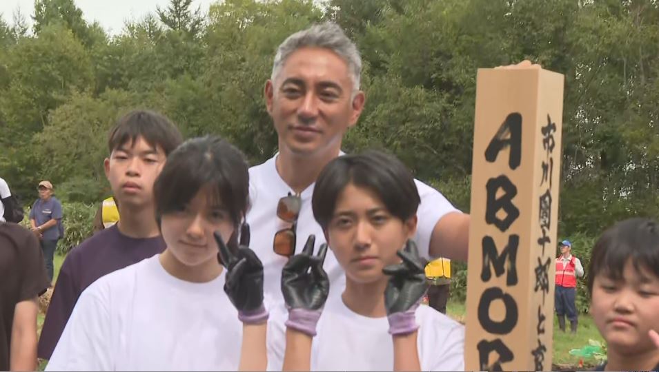 市川團十郎さんが植樹イベント　ぼたんさん、新之助さんも参加　2014年から続ける「ABMORI」延べ7万本　團十郎さん「クマ出没や土砂崩れは、森の管理ができていない部分が影響」　長野・木曽町