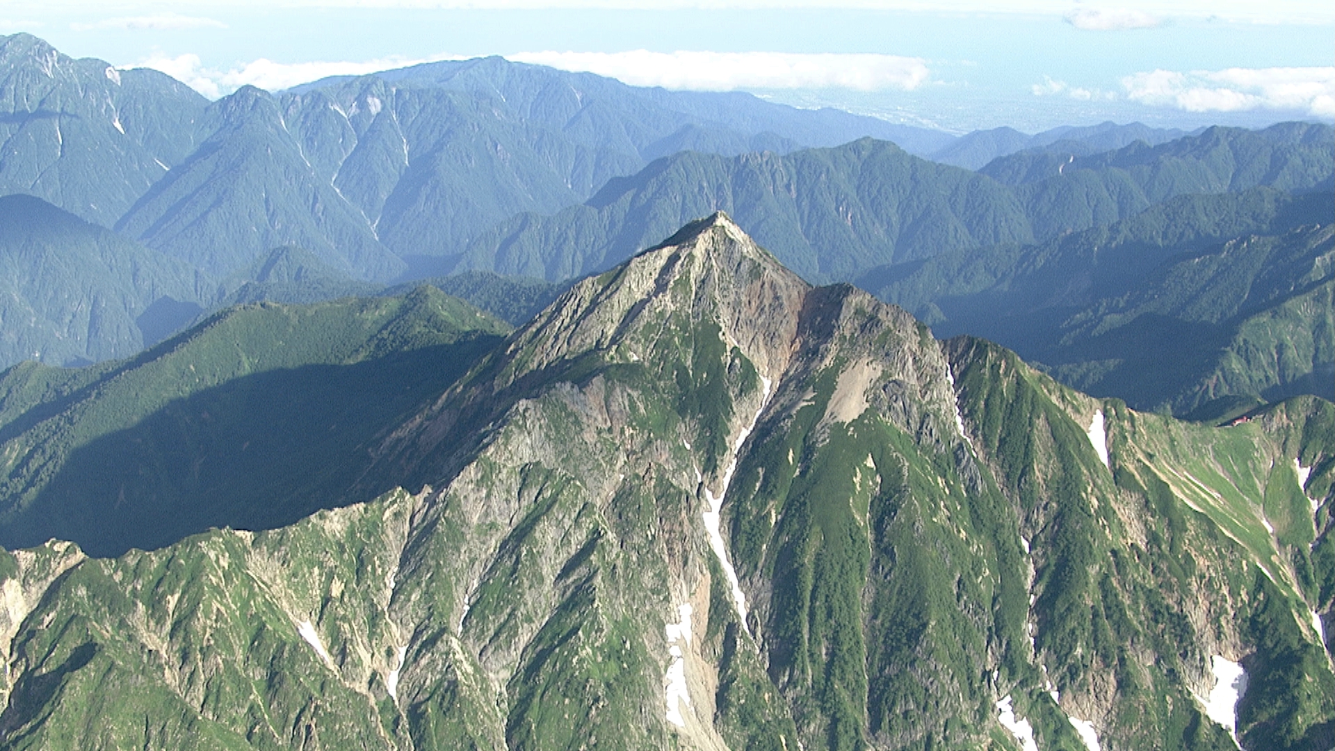 岩場でスリップして転倒　北アルプス五竜岳で遭難、手をケガ　兵庫県の60歳男性を付近の山小屋に収容　22日、天候を見て、警察などが地上から向かい救助予定