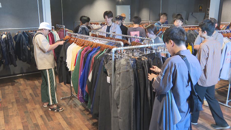 「下北沢が長野に来た」24時間営業・無人販売の「古着店」が県内に初出店　革ジャン、ビンテージジーンズなどすべて海外からの輸入品で3000以上のアイテム　買い物の仕組みや狙いは