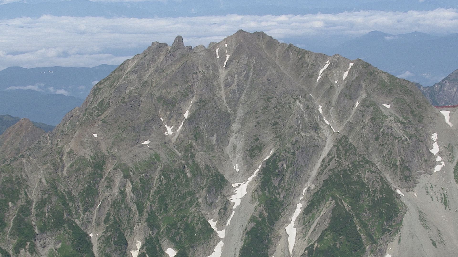 「痛みで立ち上がれない」大阪府の56歳女性が下山中に滑落、腰などを負傷して行動不能　警察などが救助　北アルプス奥穂高岳で遭難