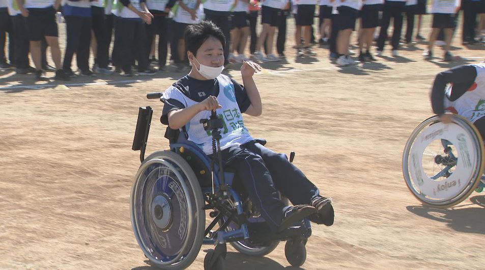 「みんな違ってみんないい」全校生徒700人で“車いすリレー”　去年は参加できず…車いすの仲間も「全員で一緒に」　長野市の中学校の文化祭で“願い”実現　車いすをバトンに絆深める