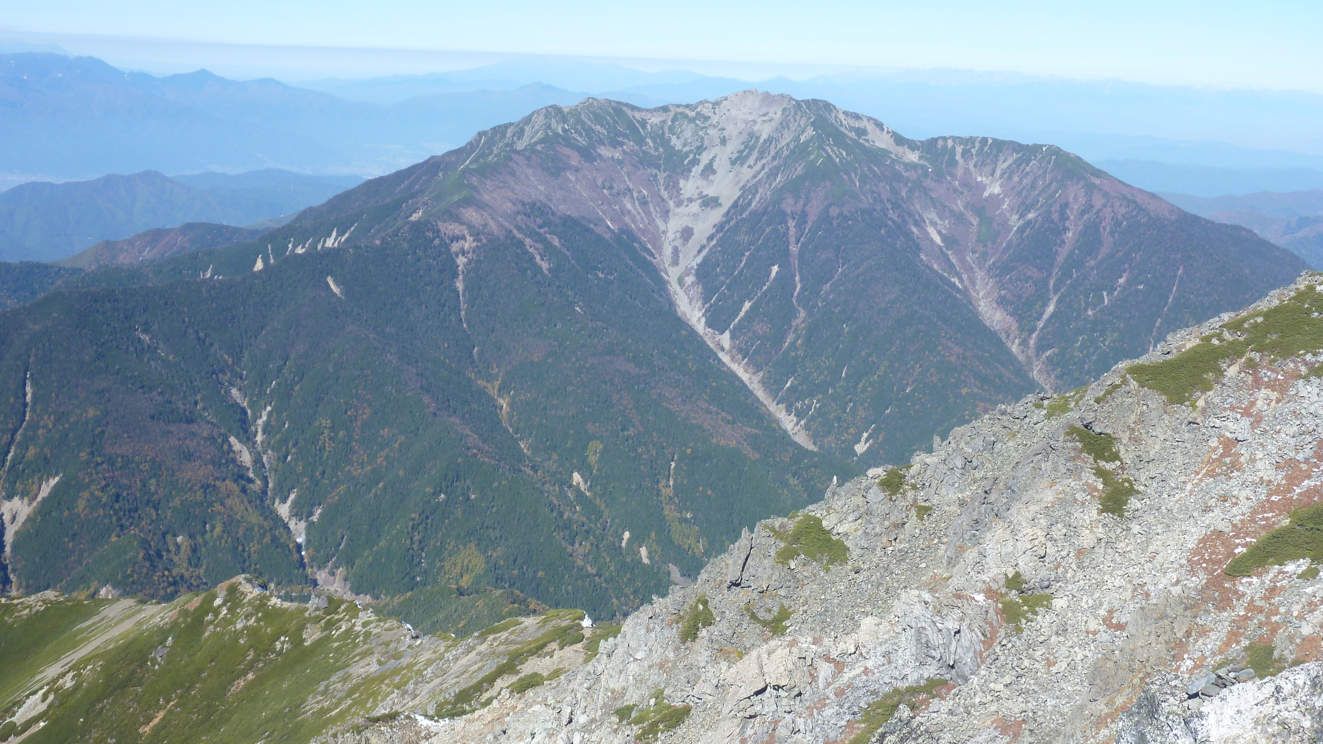 「登山者が滑落した」意識の無い状態で倒れている男性を発見　東京都杉並区の65歳男性が死亡　南アルプス仙丈ケ岳で遭難