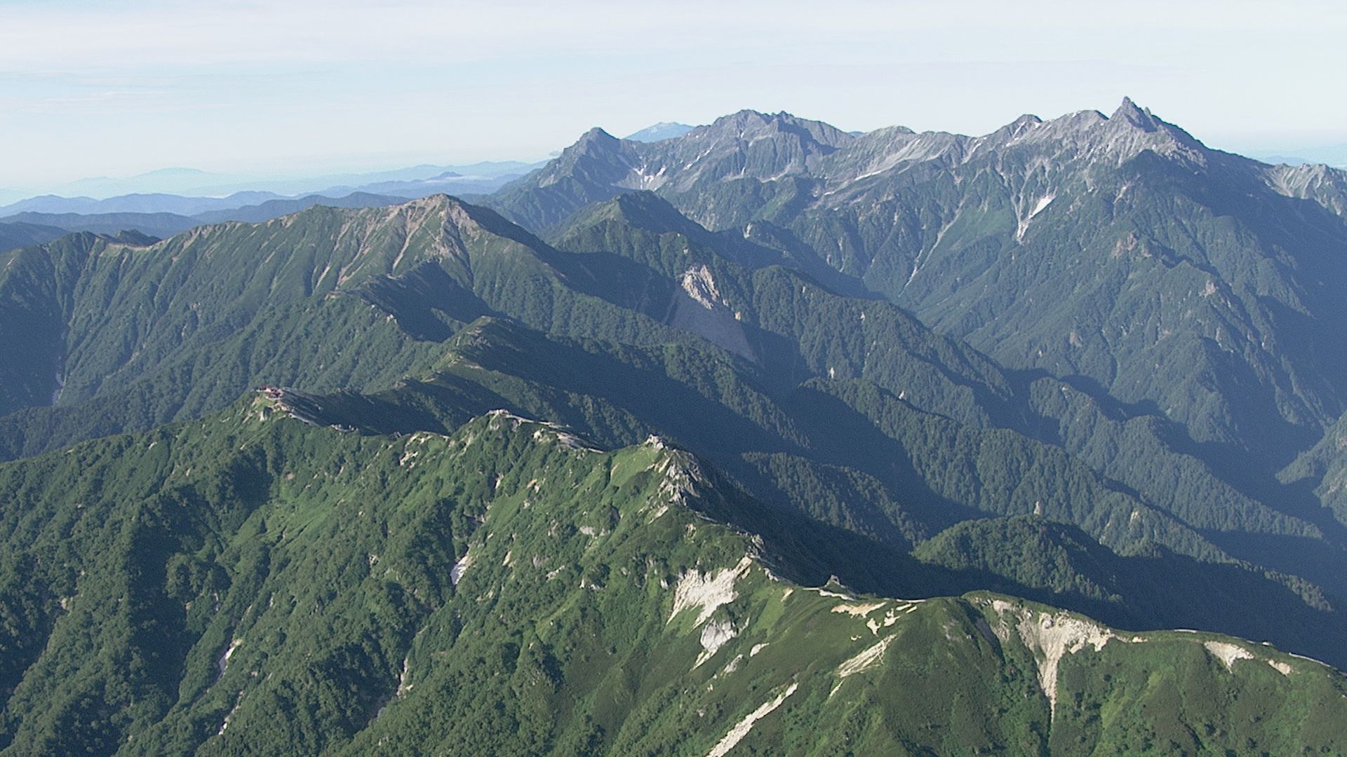 「痛くて歩けない」ヘリコプターで山梨県の59歳女性を救助　北アルプス燕岳で下山中に転倒　足の骨折で重傷　長野県内で山岳遭難相次ぐ　3人が死亡