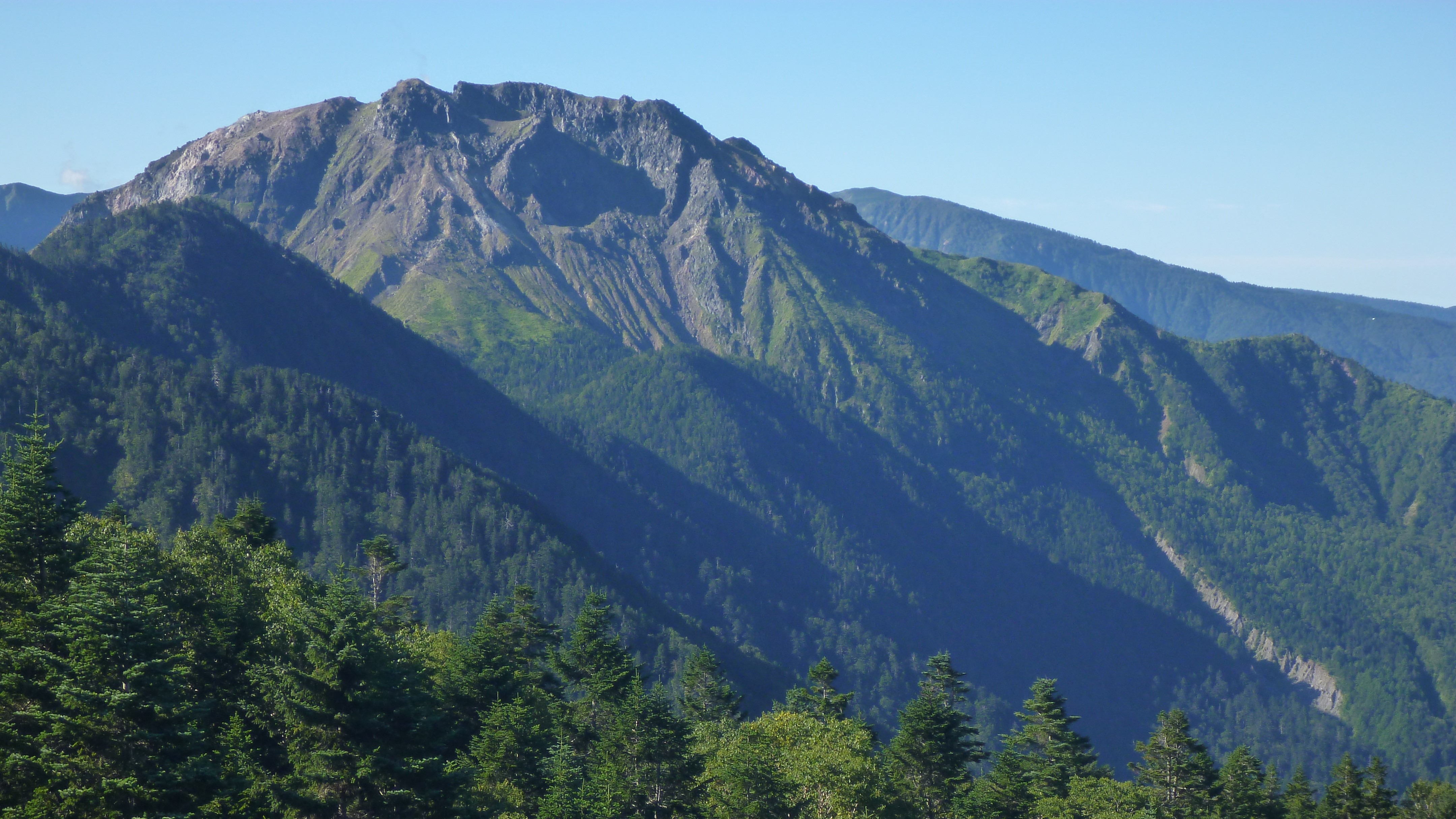 「意識のない人がいる」登山で休憩中に男性が意識不明に　同行者の目の前で突然倒れる　ヘリコプターで救助、病院に搬送　北アルプス焼岳で遭難