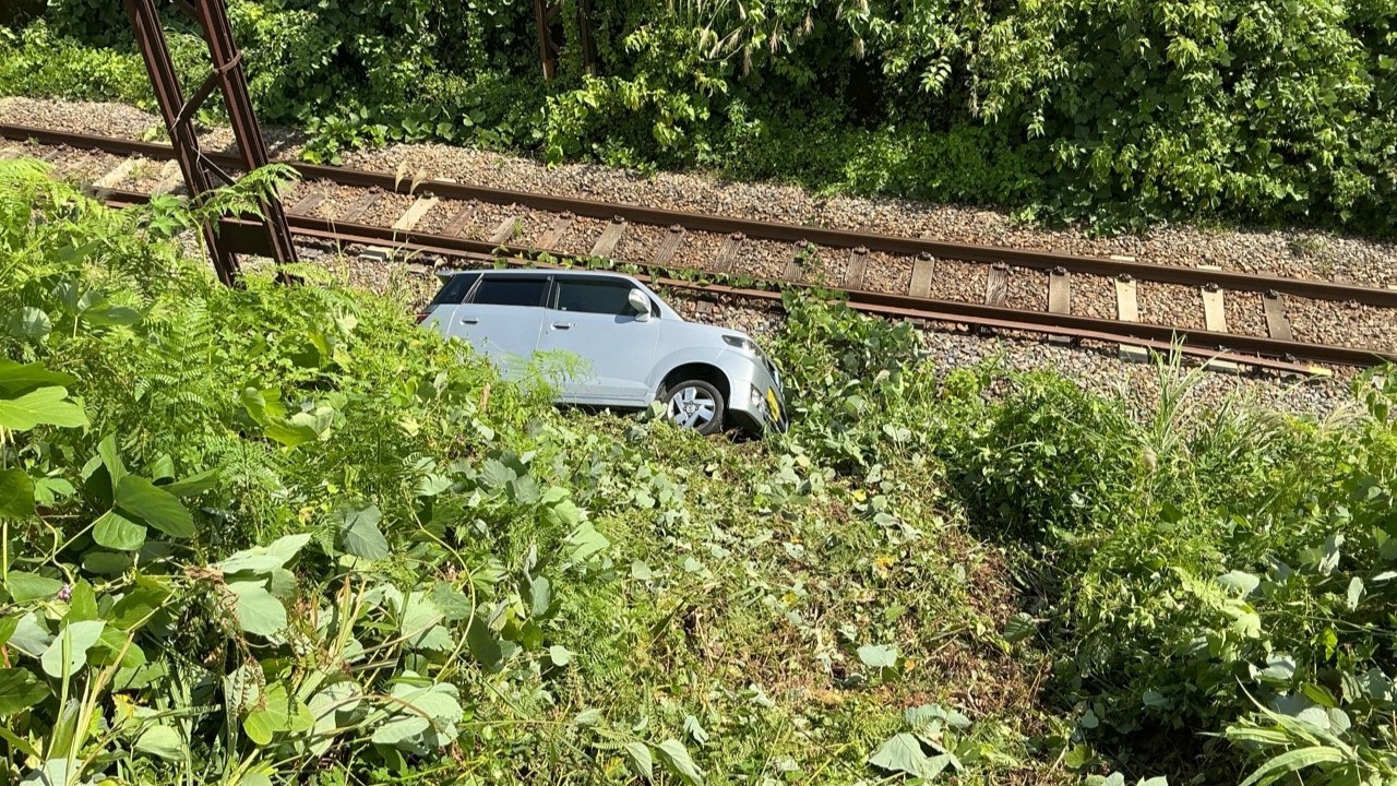 「撮り鉄」観光列車の撮影目的で危険な迷惑行為か　親子3人を過失往来危険の疑いで書類送検　車が線路脇に転落、他の列車の運行に影響　同日、線路内に男性が立ち入る事案も　JR東日本「悪質の場合は法的措置を」