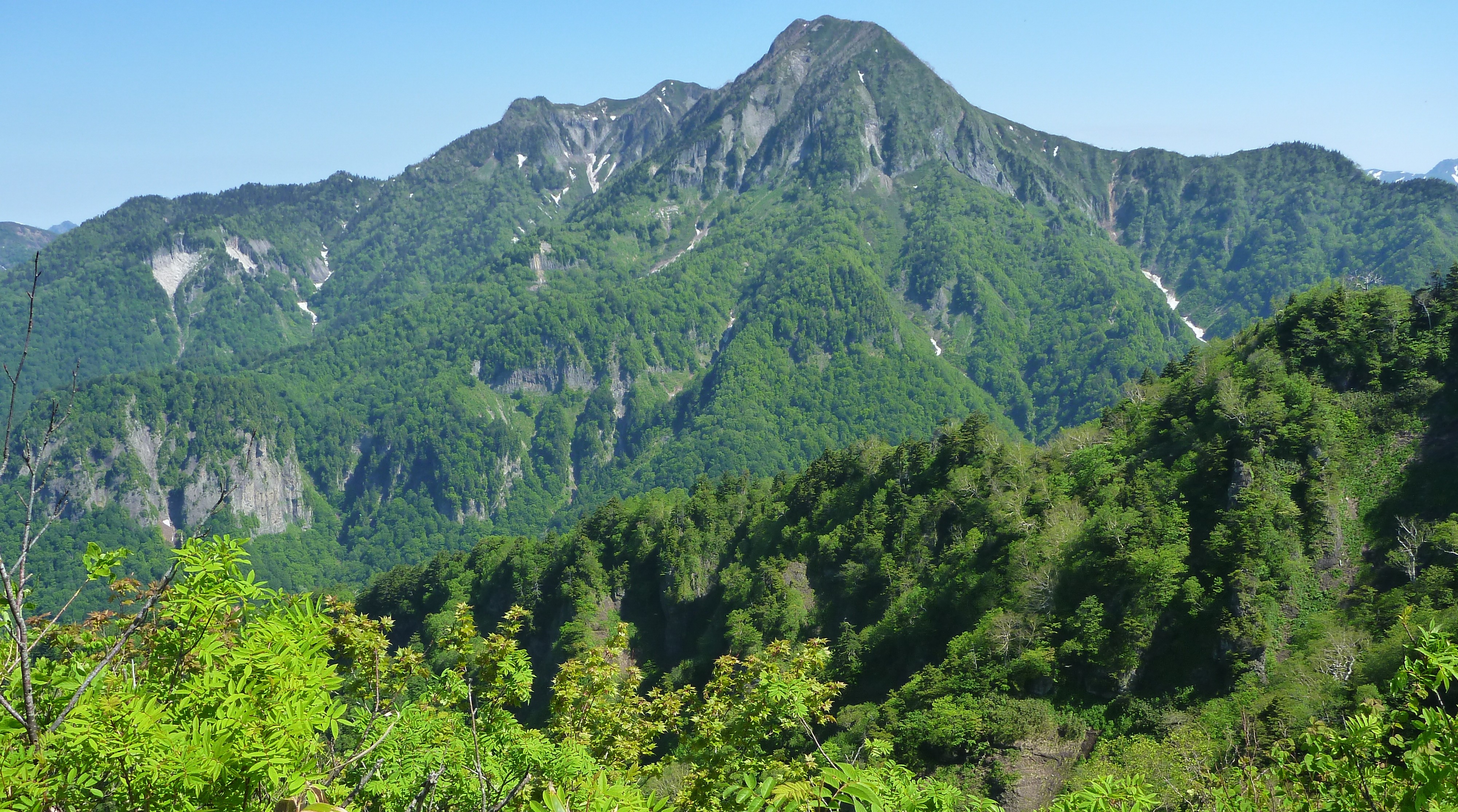 岩場を数十メートル滑落か　戸隠連峰の高妻山に向かう登山道から落ちる　男性登山者が死亡　他の登山者が目撃して警察に通報　現場は鎖場で足元が狭い難所　