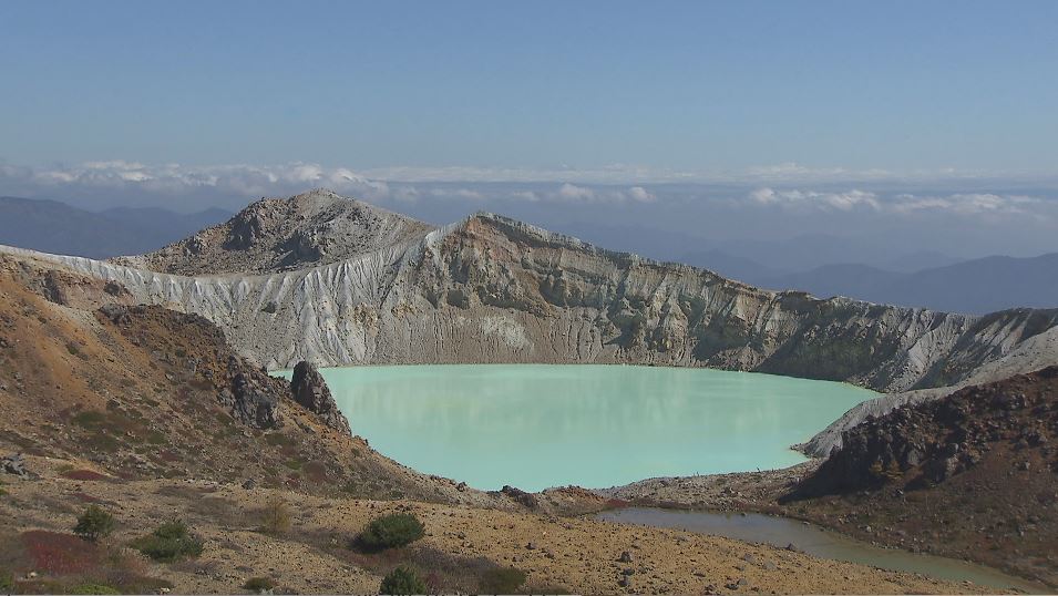 「神秘的」8年ぶりの絶景　鮮やかなエメラルドグリーンの湖　草津白根山の“湯釜”　立ち入り規制が一部解除され300人が列「もう見られないかと思っていた」「最高」　登山道の開放は11月8日までの予定