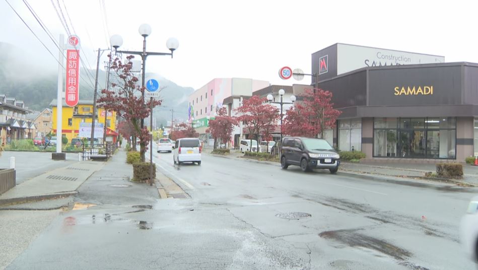 バイクの17歳男子高校生が意識不明の重体　2人乗りのバイクと車3台が絡む事故　もう1人のバイクの17歳男子高校生は足の骨を折る重傷　長野・下諏訪町
